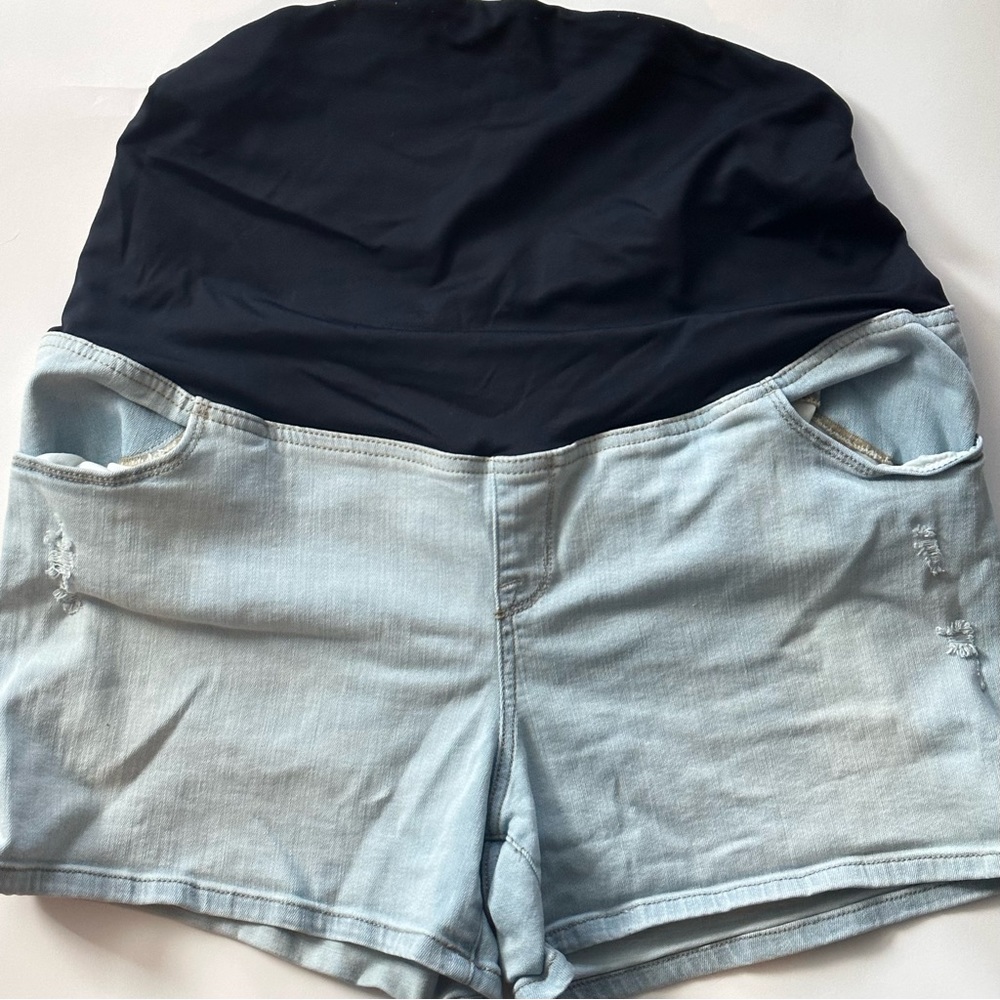 Ingrid & Isabel Maternity Shorts Size 16